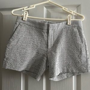 Cute textured white w black checked shorts w stretch